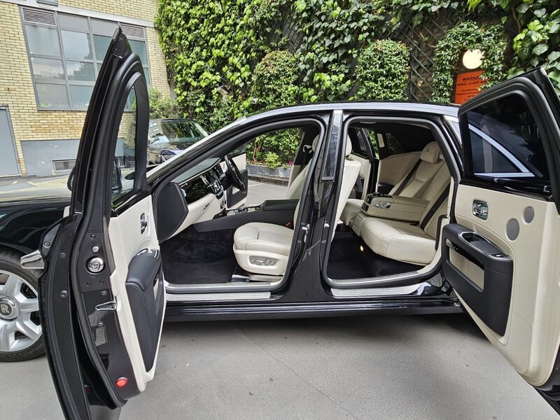 ROLLS-ROYCE GHOST