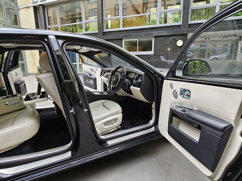 ROLLS-ROYCE GHOST