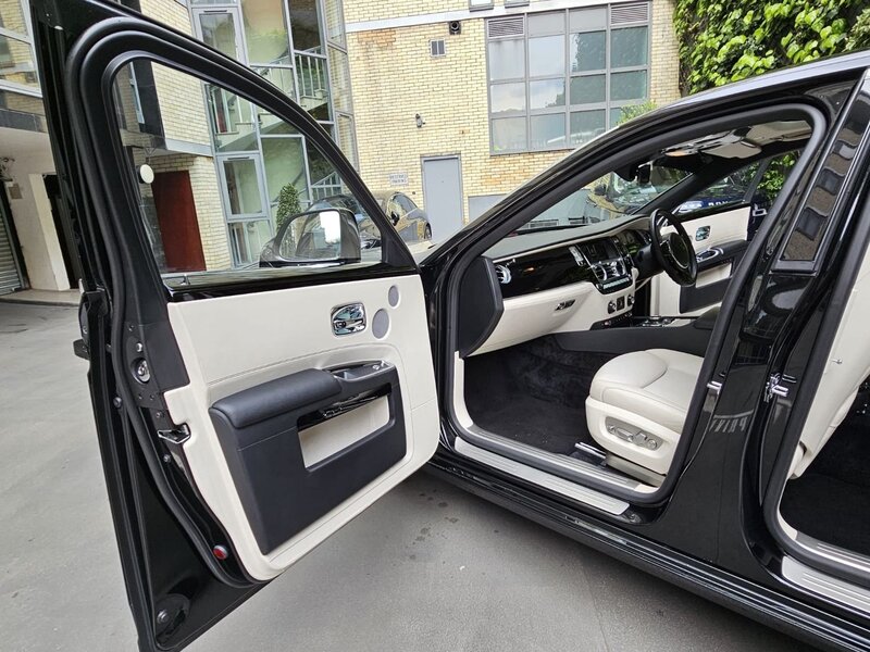 ROLLS-ROYCE GHOST